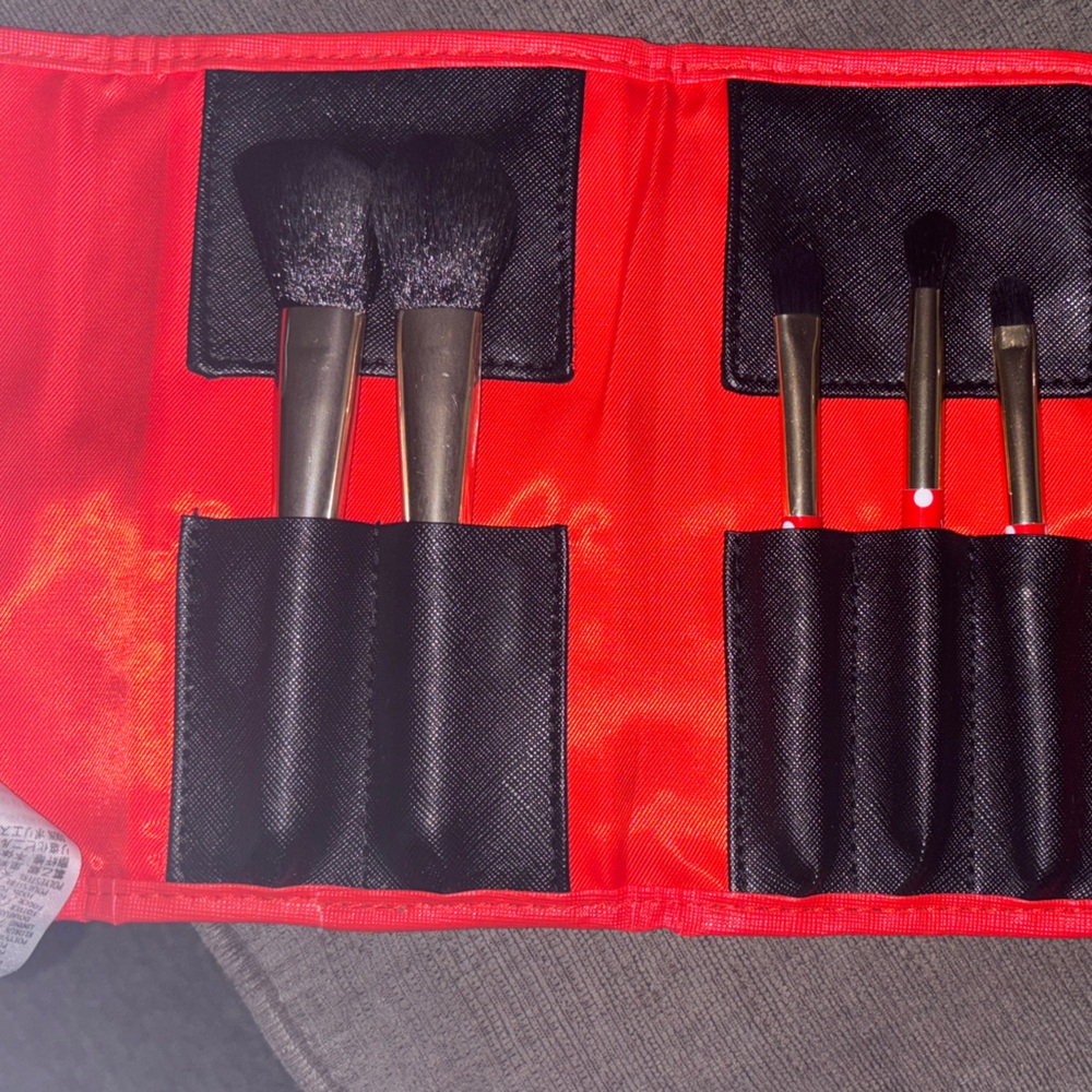 Disney Minnie Mouse Makeup Brush Set - Black and Red 
Never Used